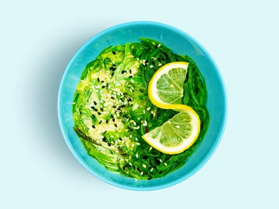 Салат Чука с ореховым соусом