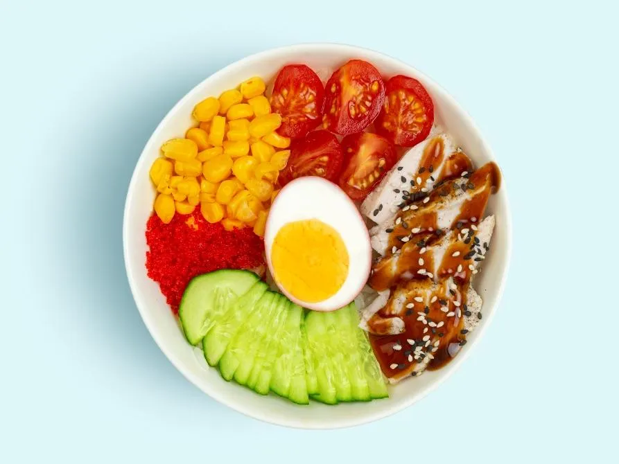 Поке на подушке из риса с курицей 