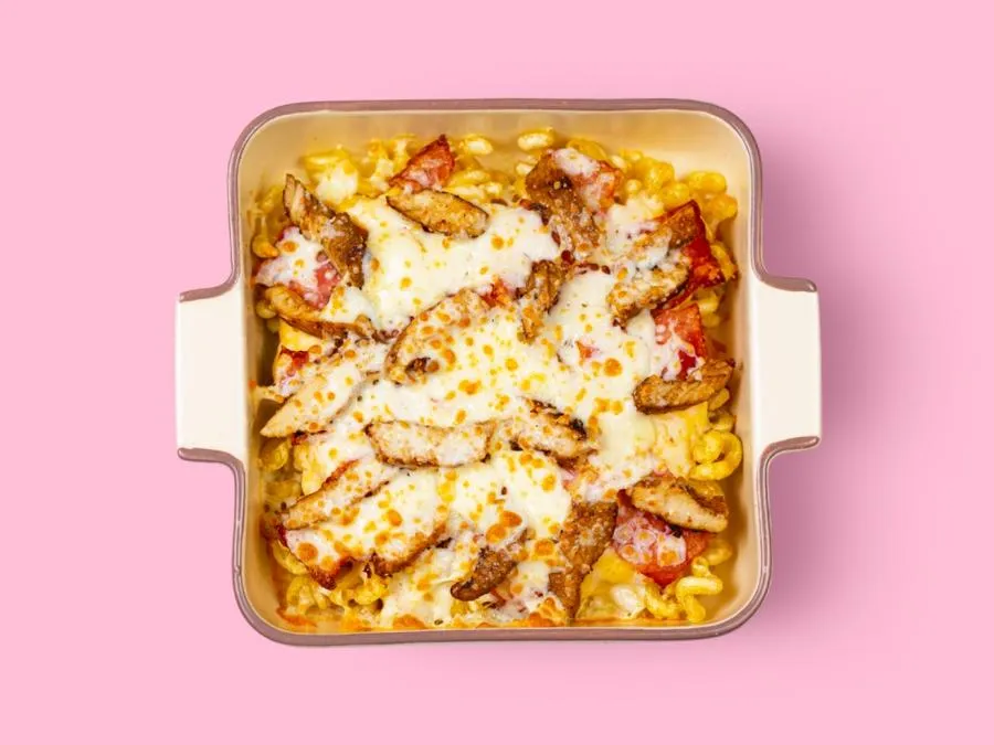 Mac&cheese с курицей и жареным беконом